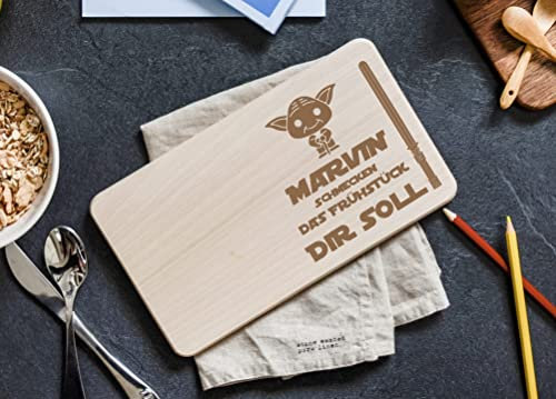 Personalisierte Frühstücksbrettchen Brettchen aus Holz für Kinder | Vesperbrett 30 x 18 cm mit Motiv Yoda | Brettchen mit Namen und Spruch | Vesperbretter mit Gravur