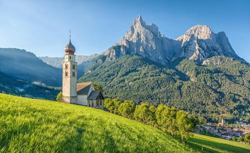 adrium Leinwand-Bild 110 x 70 cm: Panoramablick auf die idyllische Bergwelt der Dolomiten mit der Kirche St. Valentin und dem berühmten Schlern im (121796193)