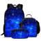 NETILGEN Kinder Design Rucksack 3er Set Teens Jungen Schule Mittagessen Lebensmittelbehälter Lunchbag, Galaxy Space Muster Kleine Make-Up Tasche, Für Schule Outdoor Sport Rucksack Mini Bookbags