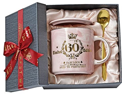 Regalo de 60 cumpleaños para mujeres, fabuloso 1962 envejecido a la perfección, taza de café rosa de 14 onzas impresa con oro, ella, taza de mármol de cerámica con caja