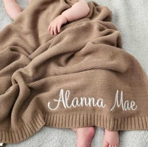 Babydecke, gestrickt, personalisierbar, mit Namen, bestickte Decke, Neugeborene, Kindergarten, Kinderwagen, Autositzdecke (Kaffee, 80 x 100 cm)