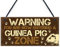 RED OCEAN Warnschild mit Aufschrift Beware Of The Guinea Pig für Meerschweinchen-Liebhaber, lustiges Haustierschild