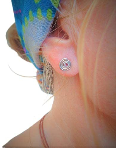 HANDGEFERTIGTE SPIRAL STECKER kleine Ohrringe, unisex, Stecker, eigens gebogen