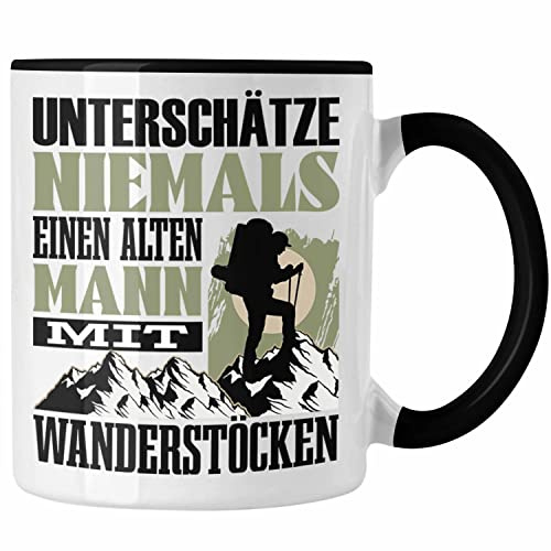 Trendation - Wander Tasse Geschenk für Wanderer Lustiger Spruch Unterschätze Niemals Alten Mann mit Wanderstöcken (Schwarz)