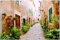 Wallario Outdoor-Poster für Garten oder Balkon Südländische Gasse mit Alten Häusern und grüner Oase, Motivbanner Größe: ca. 100 x 150 cm, Outdoor-Bild