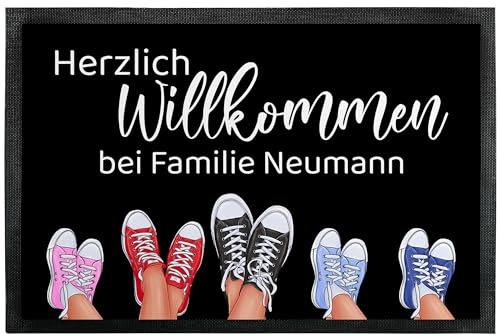 True Statements Bedruckte Fußmatte „Herzlich willkommen“ personalisiert mit Wunschtext und bis zu 5 Sneakers - für Innen & Außen - Geschenk Einzug Einweihung Weihnachten Geburtstag (50 x 35 cm)