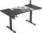 Ultradesk - Scrivania regolabile in altezza Level V2 - Scrivania elettrica per computer - 140x68 cm, per il gioco, il telelavoro - Set con tappetino per mouse XL - Nero, bianco