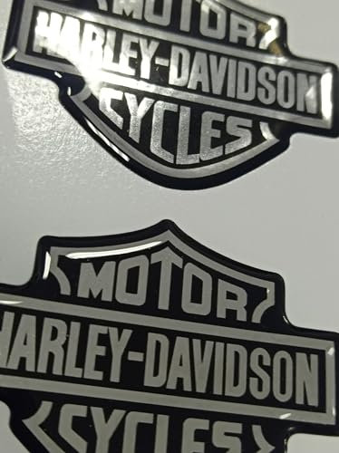 Stemma logo decal coppia adesivi resinati compatibili con i modelli HARLEY effetto 3D. Per SERBATOIO o CASCO. dimensioni singolo adesivo: 50x39 mm (cromo/nero)