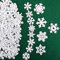 VINFUTUR 100 Stücke Weihnachtsdeko Schneeflocken Holzdeko 25mm 35mm Mini Schneeflocken Holzscheiben Streudeko für DIY Basteln Weihnachten Tischdeko Winterdeko