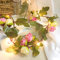 Riaxuebiy Künstliche Rose Blumen Lichterketten 20 LED Blumen Reben Girlande Fee Lampe Kranz Batterie/USB Angetrieben für Weihnachten Hochzeitsfeier Dekoration (Batterie, Rosa)
