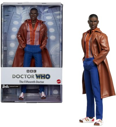 Barbie Poupée Barbie Le Quinzième Docteur à collectionner, inspirée de la 14ème saison de la série Doctor Who, avec socle pour poupée et certificat d’authenticité, HRM36