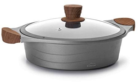 Lacor - 27327 - Cacerola Baja de cocina con tapa cristal Stilo, Compatibilidad: todo tipo de cocinas, incluida la inducción, Fabricada en Aluminio Fundido, Ecológica y libre de PFOA, 28cm