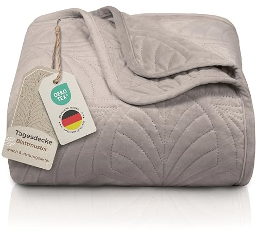 Gräfenstayn Premium Tagesdecke 220x240 cm – Bettüberwurf mit Nahtloser Steppung & Blatt-Design – Samt-Decke – weich, knitterfrei & pflegeleicht – Überwurf für Bett & Sofa (Taupe)