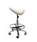 Promafit Sattelhocker/Sattelstuhl mit Gummirollen für alle Böden und Metallfuß - ergonomisch - stufenlos höhenverstellbar - viele Farben - 360° drehbar (Weiß, Mit Fußring)