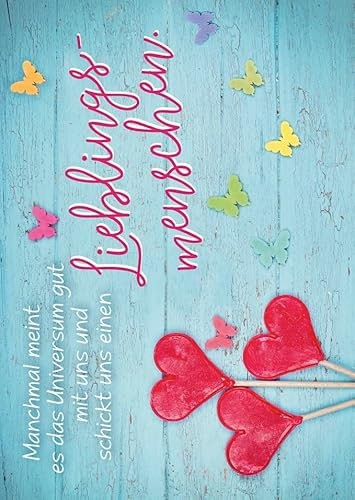 Postkarte für Lieblingsmenschen: Bunte Schmetterlinge und rote Herzen auf Holz mit liebevollem Spruch. Ideal für romantische Botschaften und besondere Momente.