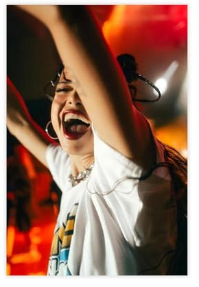 rewcad Exklusive Kunst, junge hübsche Sängerin Nina Chuba, ästhetisches Portrait-Poster, 10 Leinwand-Poster, Schlafzimmerdekoration, Landschaft, Büro, Raumdekoration, Geschenk, 50 x 75 cm