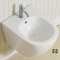 Wand Bidet mit Hahnloch und Überlaufschutz | Sitzbad für Toilette Spülrandlos | Podusche Hygienisch und Pflegeleicht | Intimdusche für Damen aus Keramik in Weiß | Moderne WC Dusche 49×36×32.5cm