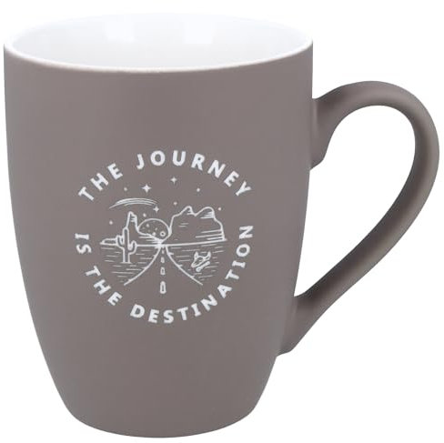 Spruchreif | Soft-Touch Tasse Taupe The Journey is the Destination – Beidseitig gravierte Tasse mit Reisespruch | Geschenk für Weltenbummler, Abenteurer & Camper | 350 ml