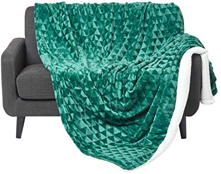 Homescapes Samt Kuscheldecke grün 200x230 cm, Sherpa Fleece Wohndecke Felloptik, smaragdgrüne Tagesdecke geometrisch Gemustert
