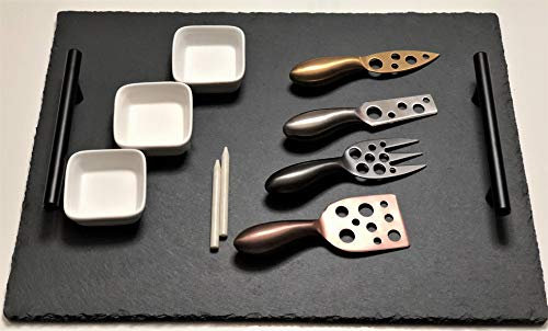 Käsebrett und Messer aus natürlichem Schiefer | 10-teiliges Serviertablett mit Griff, 40,6 x 30,5 cm, Käsemesser, 3 Keramikschalen, 2 Specksteinkreiden, gut für jeden Anlass.