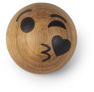 Spring Copenhagen Kiss - Holz-Emoji-Kugel | Holzfigur | Durchmesser 7 cm | Heimdekoration | Kinderzimmer-Schmuck | Holz (FSC-Eiche) | Spring Emotions Kollektion | Design von mencke&vagnby