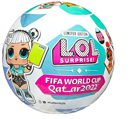 L.O.L. Surprise! X FIFA WM Katar 2022 Puppen in limitierter Auflage - ZUFÄLLIGE Auswahl - 7 Fußball Überraschungen, wie Outfit, Schuhe, Exklusive Sammelkarten und Accessoires - Ab 4 Jahren