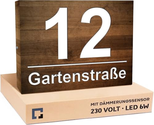PRINTIMA Premium Gravur Personalisierter Hausnummer Anthrazit Beleuchtet Led Strom 230V, Hausnummernschild mit Dämmerungssensor |30x40cm, 6W /A++| Wasserdicht, Dunkle Walnuss