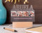 Made in Gift Lámpara de Metacrilato Personalizada “Abuela” con Fotos y Textos de Base de Madera Luminosa 14,5x6x3,5cm con Luz Blanca de Cable USB como Regalo Original para el Día de la Madre