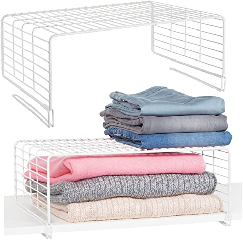 mDesign 2er-Set Drahtkorb für den Kleiderschrank – moderner Schrank Organizer mit 2 Ebenen für Kleideraufbewahrung aus Metall – Allzweckkorb für Schlafzimmer, Küche, Flur und Büro – weiß