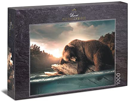 Ulmer Puzzleschmiede - Puzzle „Bärenruhe“ - Träumerisches 1000 Teile Tiere-Puzzle – Der schlafende Bär auf einem Baumstamm in einem See in der Natur von Kanada - EIN malerisches Bären-Tierpuzzle