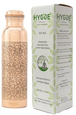 HYGGE Kupfer-Wasserflasche zum Trinken – 963.9 g Gravierte Wasserflasche aus reinem Kupfer – Reise-Wasserflasche für Fitnessstudio, Büro, Wandern, Outdoor – Ayurvedische Wasserflasche mit Deckel