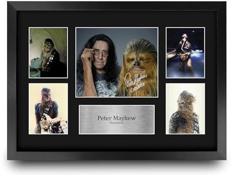 HWC Trading Peter Mayhew Chewbacca Geschenke Geducktes Signiertes Autogramm Fotodisplay für Fans von Film Memorabilien - A3 Gerahmt