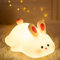 Süßes Häschen Nachtlicht für Kinder, Matschige Kaninchen Silikon Touch Lampe mit Dimmbarem Timer, Wiederaufladbares Kawaii LED Lampe Fütterungstisch Zimmerdekor Geburtstagsgeschenk für Babys Frauen