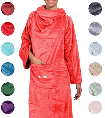 Smyla Kuscheldecke Personalisiert mit Namen oder Wunschtext I Flauschige Decke mit Ärmeln, ROT | Flanell Sofadecke/Wohndecke & TV-Decke mit Bauch und Handy-Tasche, 180x150cm