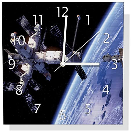Wallario Design Wanduhr Raumfahrt - Raumstation und Raumschiff im Weltall aus Aluverbund, Alu-Uhr Größe 30 x 30 cm, weiße Zeiger mit Metalloptik