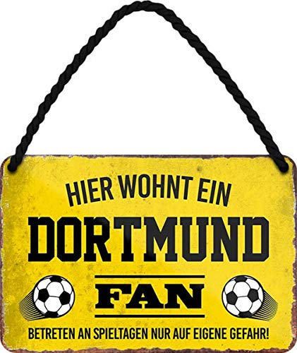 WOGEKA ART Retro Blechschild - Hier wohnt ein Dortmund Fan Fußball - witziger Spruch Geschenk-Idee zum Geburtstag Weihnachten zur Dekoration 18x12 cm Vintage-Design Hänge-Schild Metall HS24
