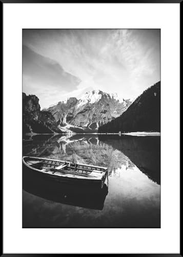 STYLER Gerahmtes Bild Tyrol Mountains 50 x 70 cm I Schwarz-Weiß Fotografie Bergsee mit Boot und Alpen minimalistisch modern I Wandbild Wohnzimmer Schlafzimmer Büro I Bilder mit schwarzem Rahmen