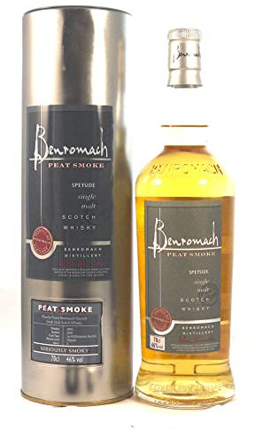Benromach Peat Smoke 8 Year Old Speyside Single Malt Whisky 2002 in einer mit Seide ausgestatetten Geschenkbox, da zu 4 Weinaccessoires, 1 x 700ml