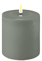 ReWu LED Kerze Deluxe Homeart, Indoor LED-Kerze mit realistischer Flamme auf einem Echtwachsspiegel, warmweißes Licht - Salbei Grün 10 x 10 cm