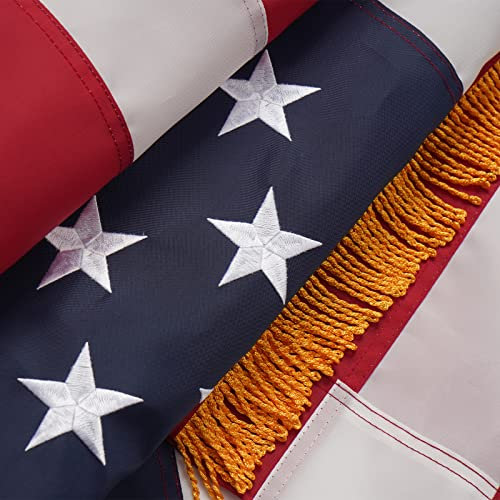 Azcover Amerikanische Flagge, 90 x 150 cm, USA-Flagge mit goldenen Fransen, bestickte genähte Sterne, amerikanische Flagge, strapazierfähiges Nylon, 7,6 x 12,7 cm