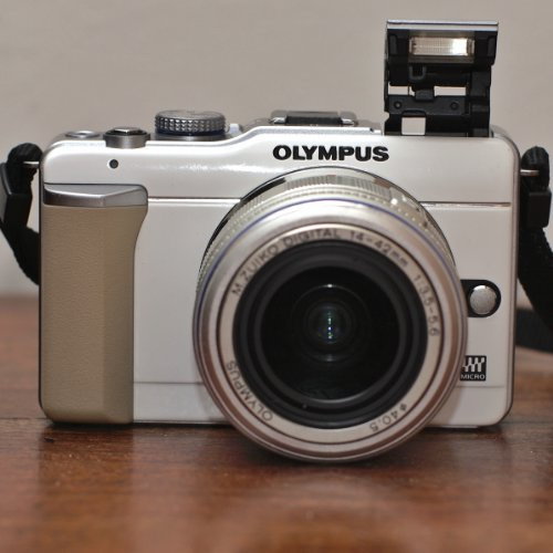 Olympus E-PL1 Compact System Camera - White (14-42mm Silver Lens Kit)