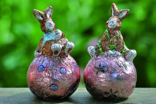 Osterhase sitzend auf Ei in Staniol verpackt tolle Osterdeko