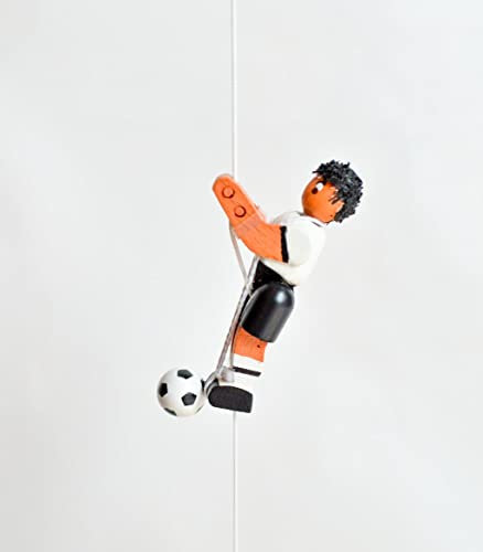 Rudolphs Schatzkiste Holzspielzeug Kletterfigur Fußballer Höhe=6,5 (Kletterseil ca 45 cm) cm NEU Kletterspielzeug Klettern Klettermaxe Kraxelhuber Kletterer Holzspielzeug Spielzeug Bergsteiger