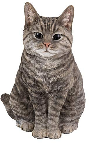 Lebensechte sitzende getigerte Katze