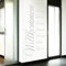 Grandora Wandtattoo Wort Willkommen in 8 Sprachen I hellgrau (BxH) 58 x 117 cm I Flur Diele selbstklebend Aufkleber Wandaufkleber Wandsticker Sticker W3014