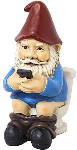 Sunnydaze 24,1 cm Gartenzwerg Cody auf dem Klo, mit seinem Handy in der Hand – Gartenzwerg Lustig als Gartendeko