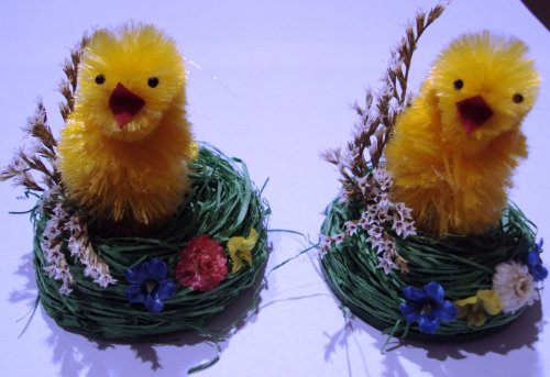 2 Osterküken Küken in grünem Osternest aus Ei geschlüpft Chenille mit Blumen ca. 60x60x65 mm