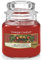 Yankee Candle Duftkerze im Glas (klein) | Red Apple Wreath | Brenndauer bis zu 30 Stunden