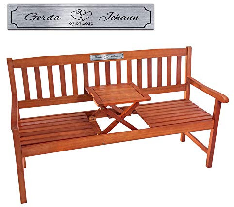 Casa Vivente Gartenbank mit Tisch, Silberne Plakette Personalisiert mit Namen und Datum, Motiv Herzen, Sitzbank aus Eukalyptus-Holz, Geschenkidee zur Hochzeit, Hochzeitsgeschenk für Brautpaar