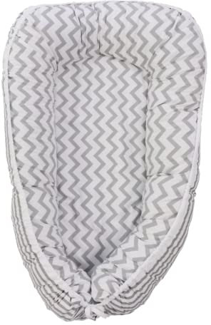 Puckdaddy Svea| Babynest | 105x60cm| Kuschelnest in Grau/Weiß | Chevron/Streifen Muster | Reisebett & Kuschelplatz für Babys & Neugeborene | 100% Baumwolle | Säuglingsbett für unterwegs | Babynestchen
